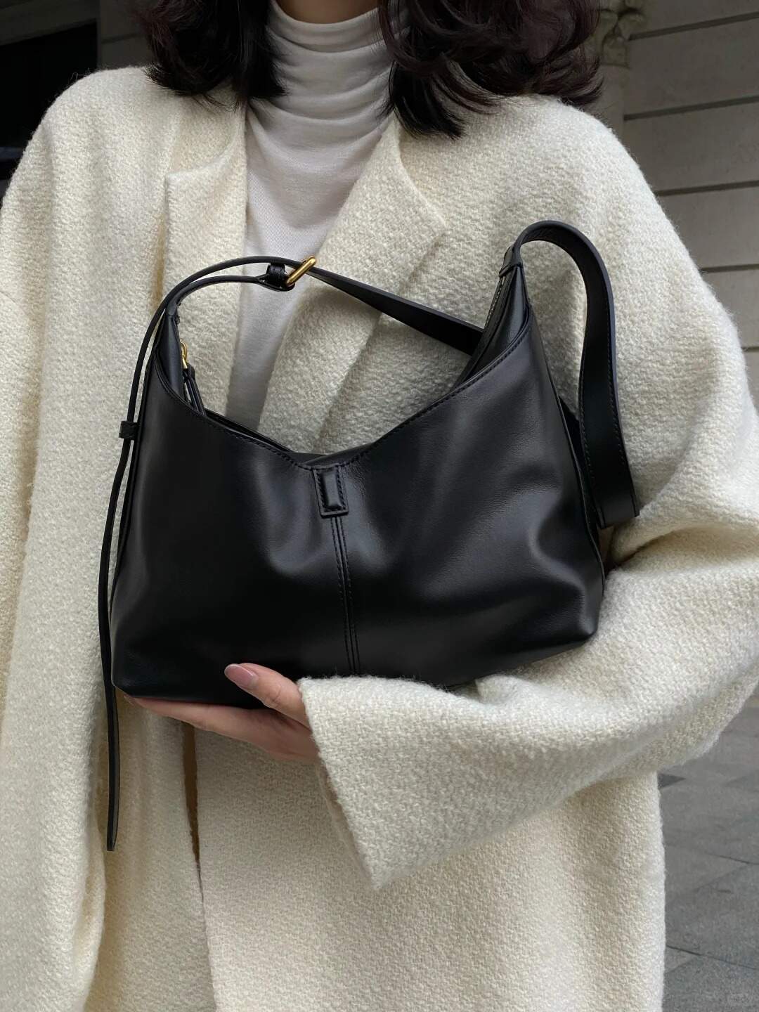 Chain bag with fashionable design