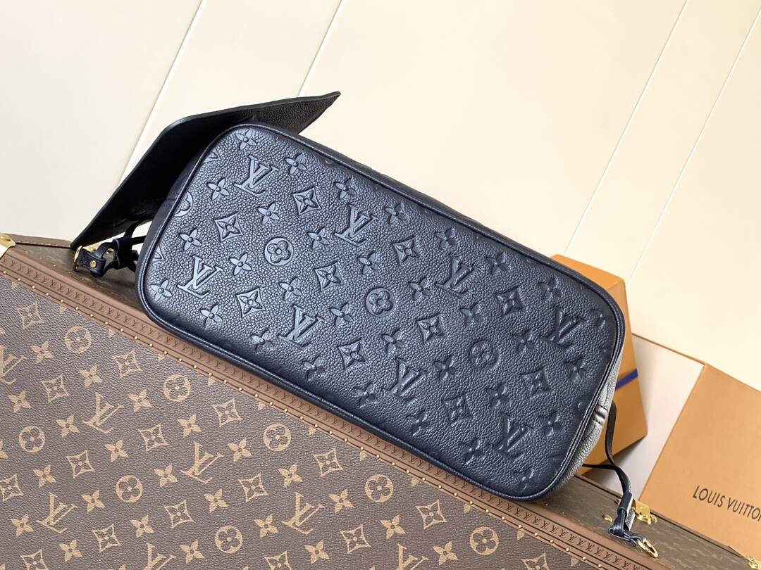 The Neverfull MM shopping bag M45685 Black with chips