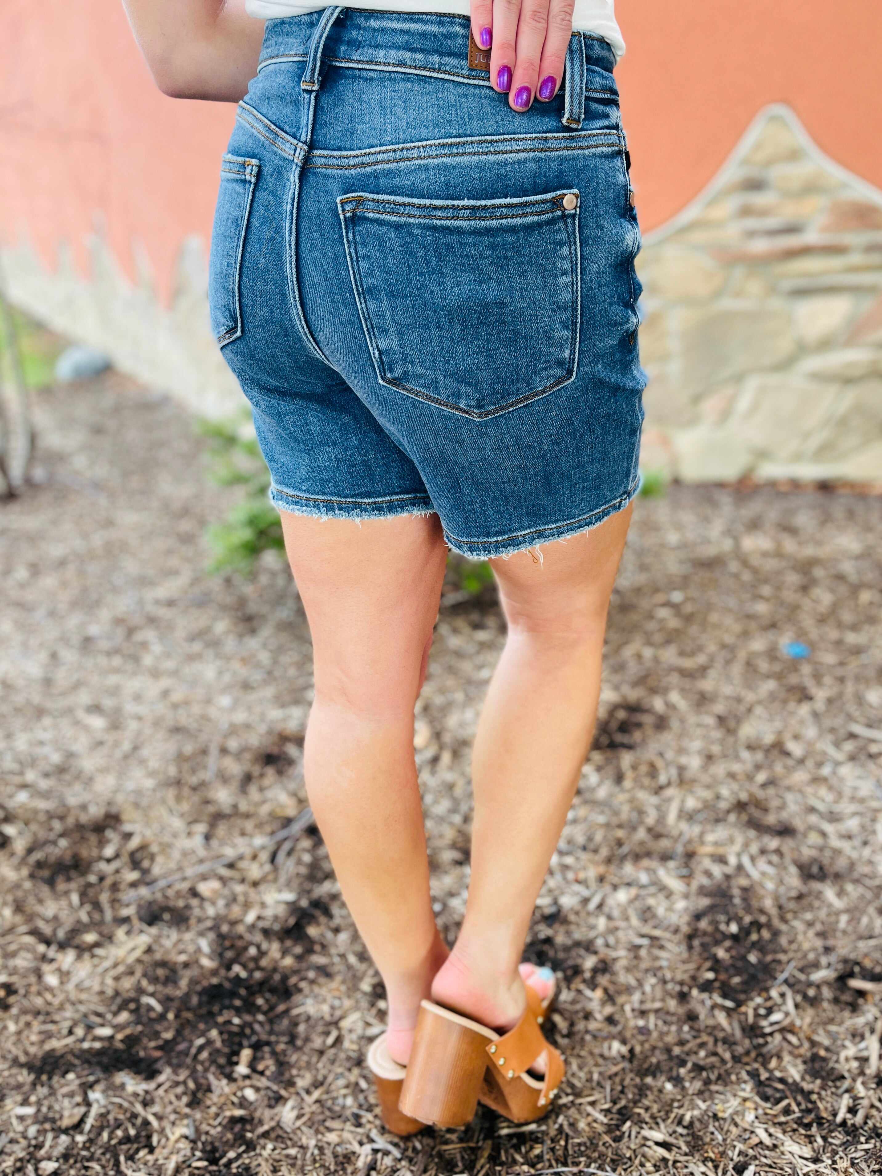 REG/CURVY In The Middle Mid Thigh Shorts