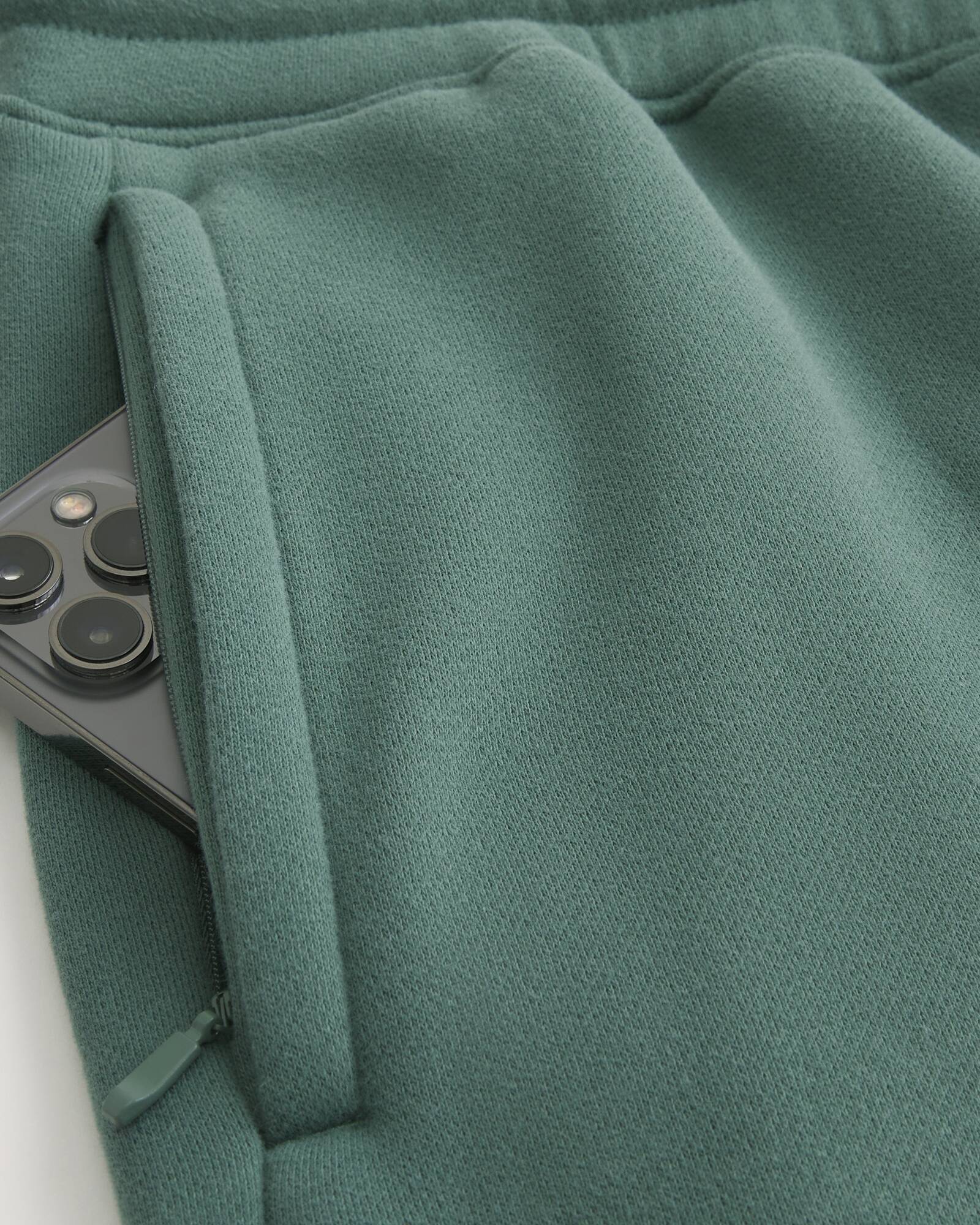 Mid-Thigh Camo Loose Fleece Shorts