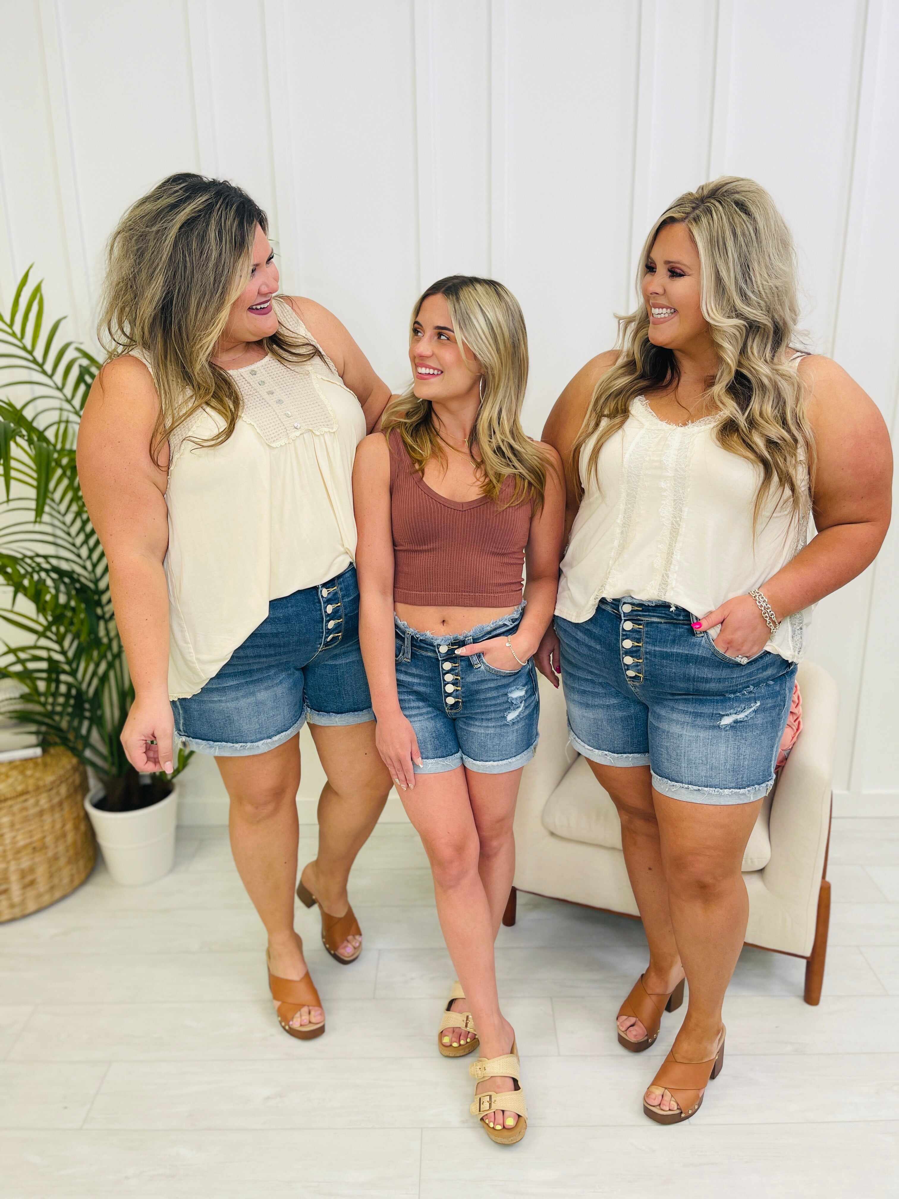REG/CURVY Fray It Right Shorts