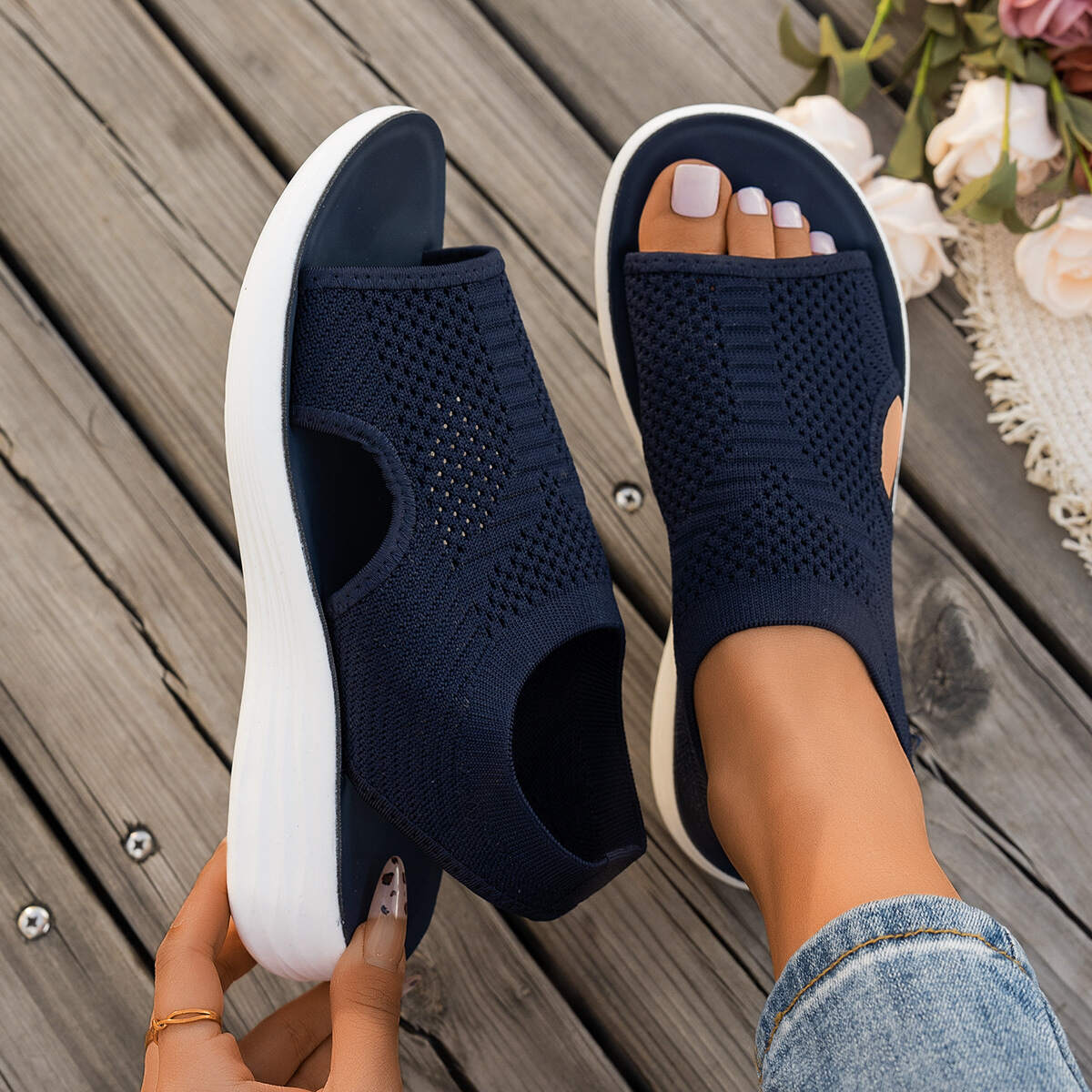 New style women's sandals - trendy 2026 fashion, breathable soft sole, suitable for summer casual wear, women's beach shoes