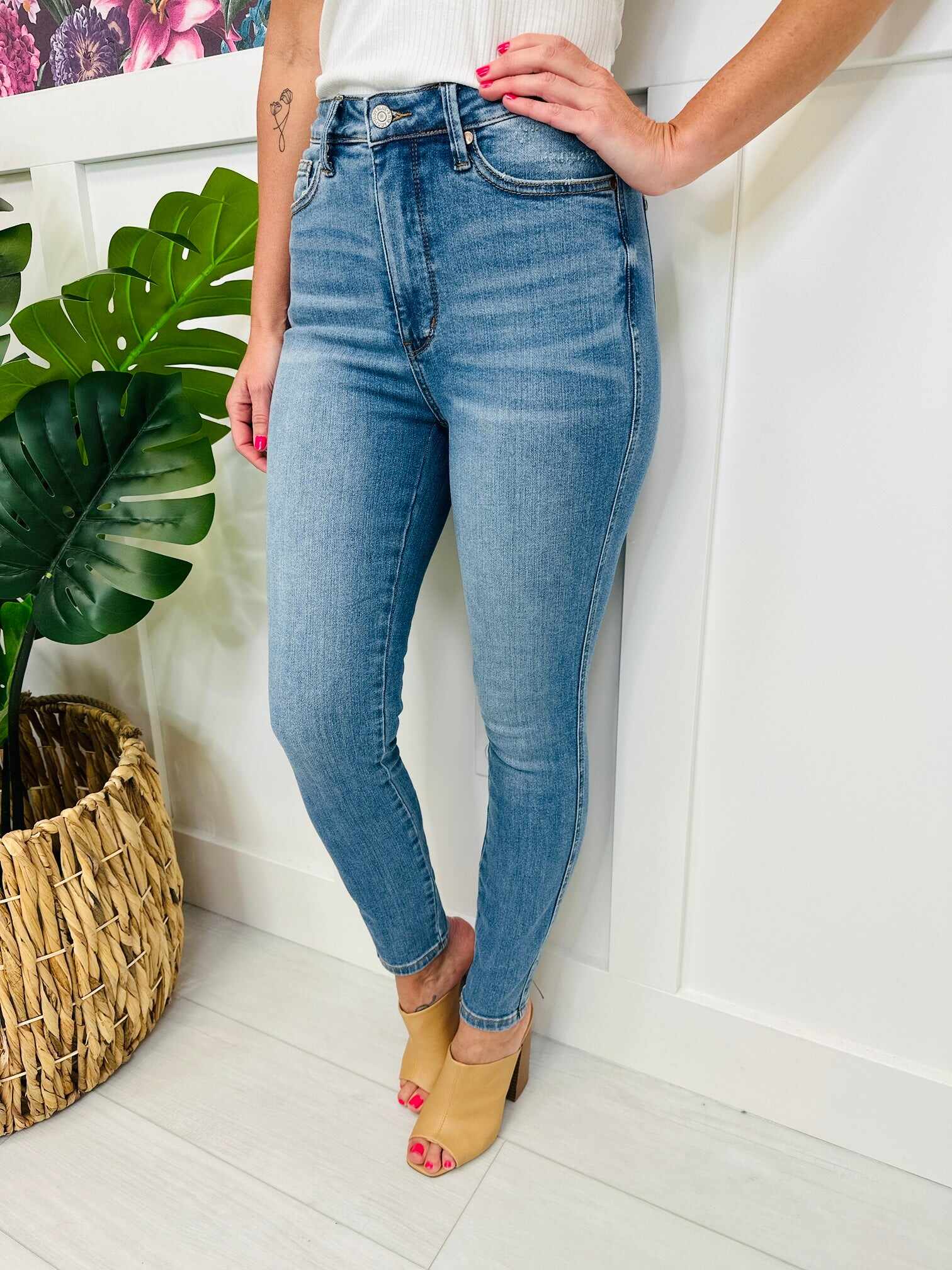 Tummy Control and Butt Lifting REG/CURVY Triple Threat Skinny Jeans