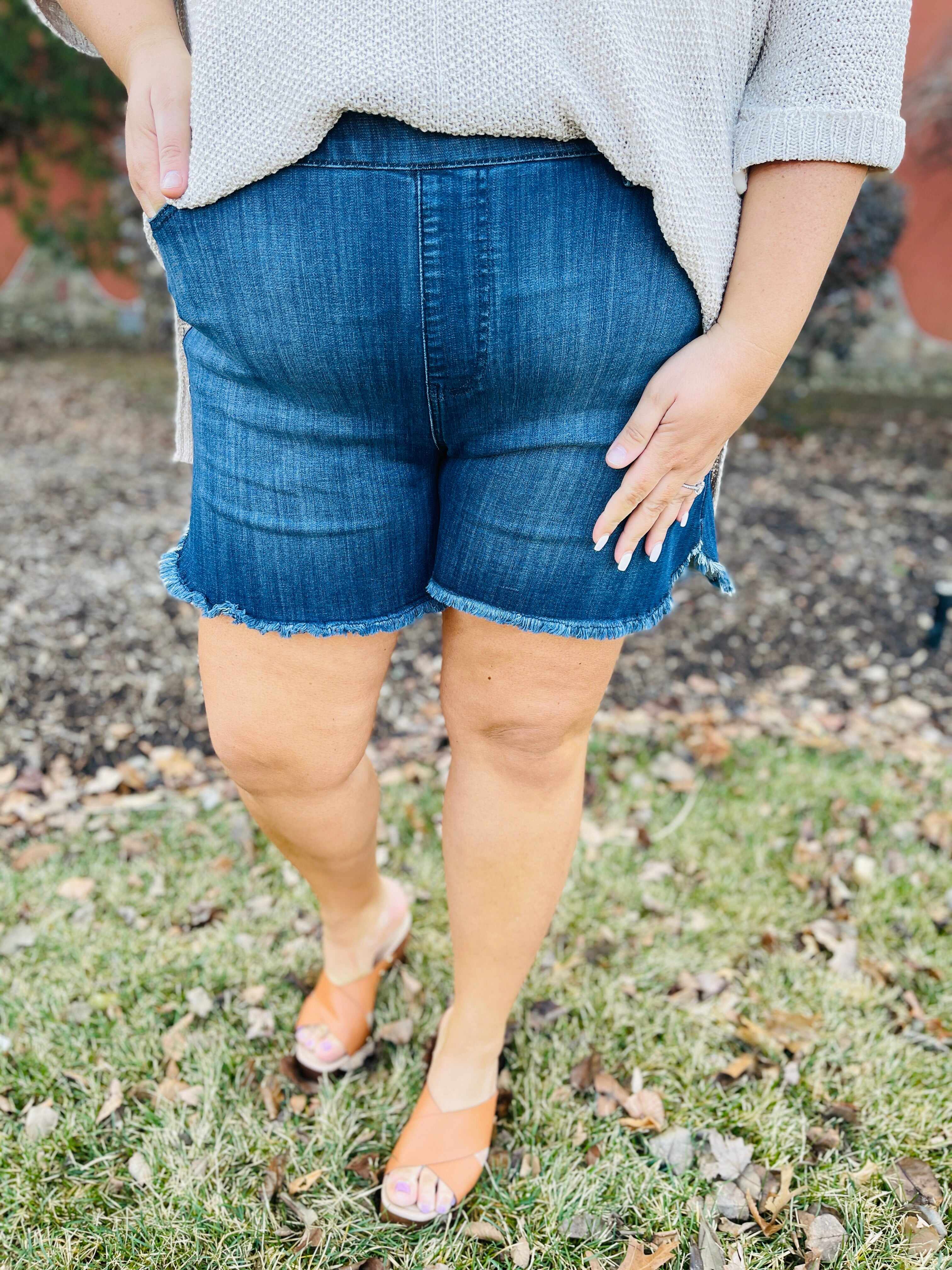 REG/CURVY Pull A Fast One Pull On Mid Thigh Shorts