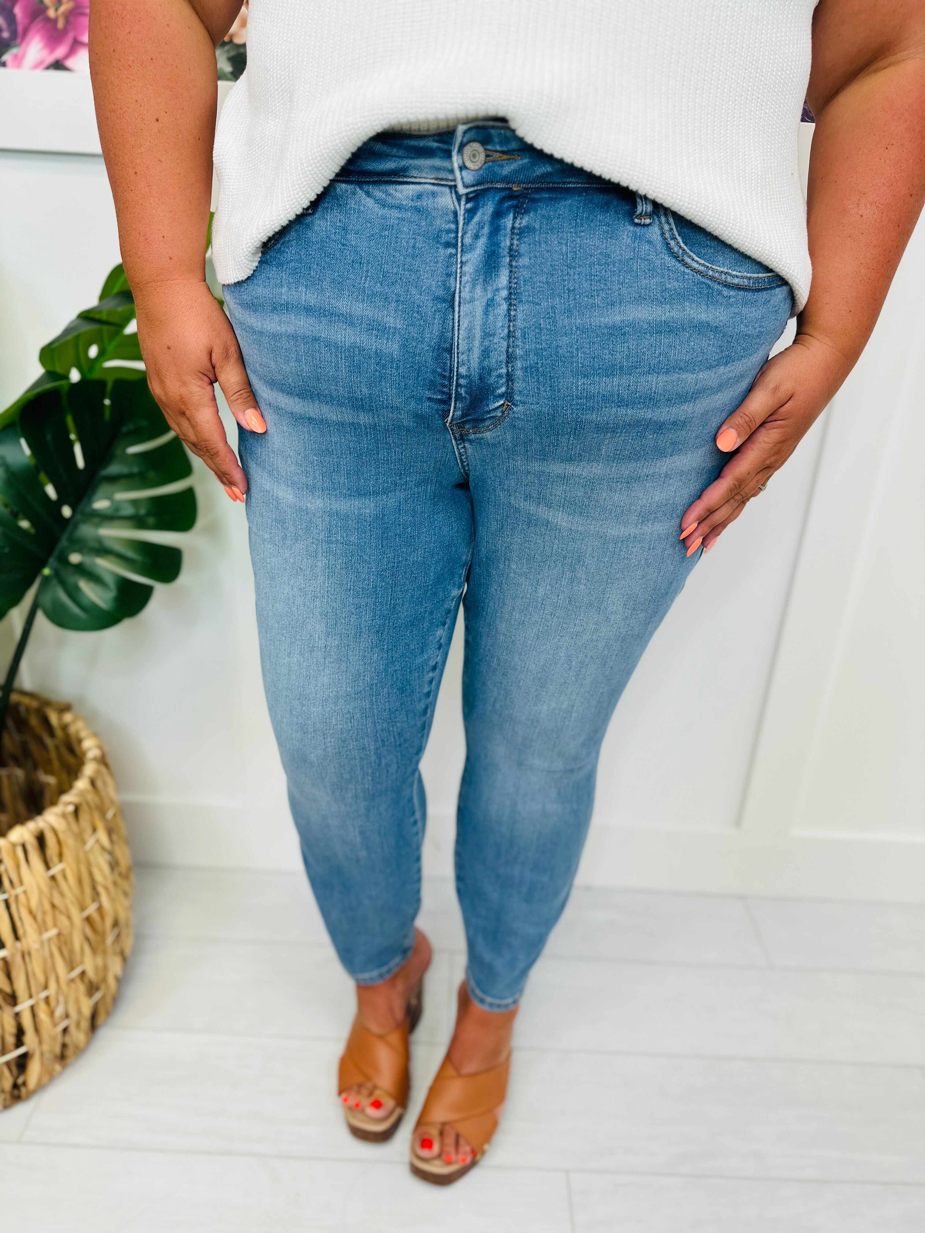 Tummy Control and Butt Lifting REG/CURVY Triple Threat Skinny Jeans