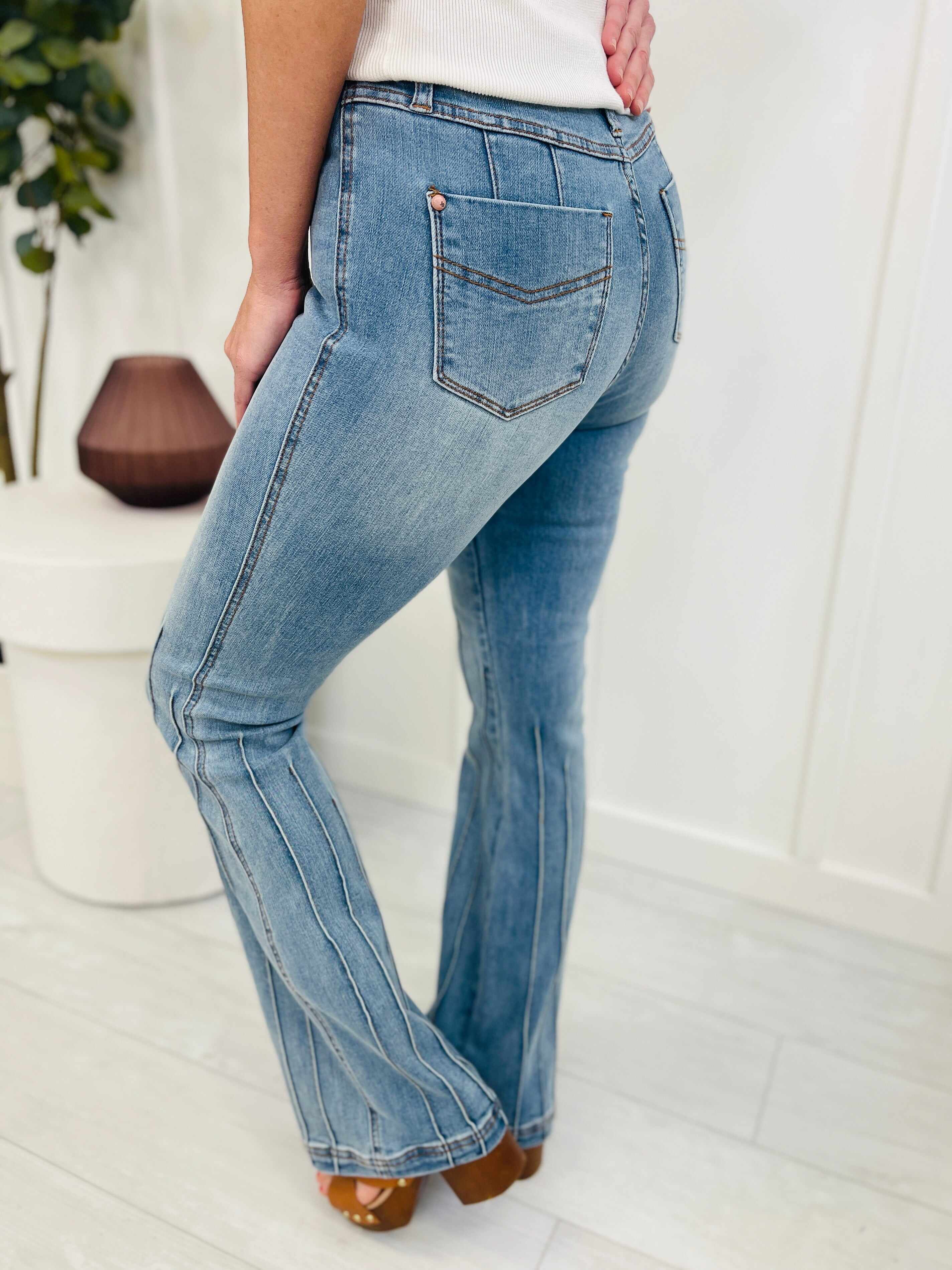 REG/CURVY Eyes On You Bootcut Jeans