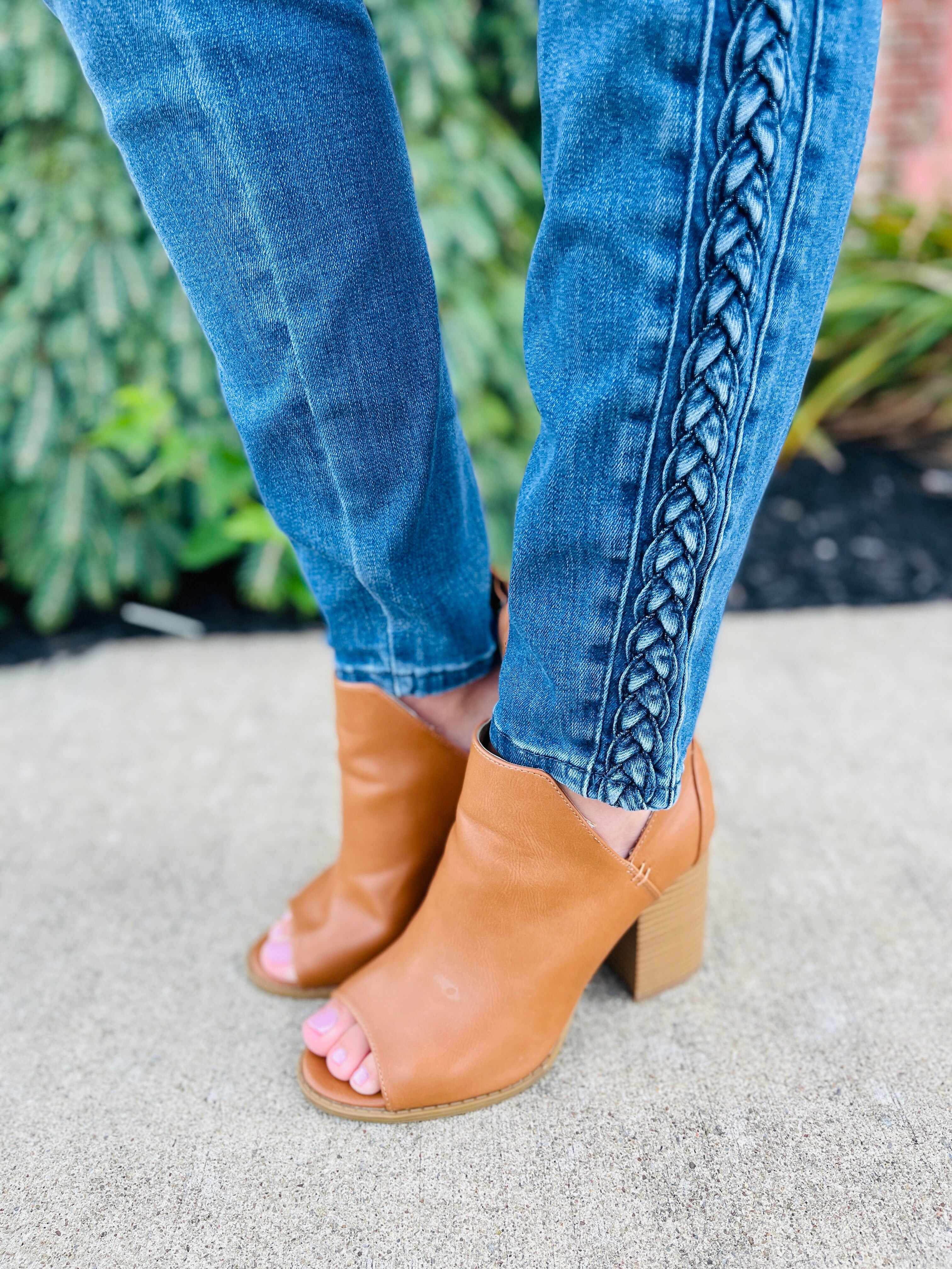 Plus/Reg Mid Rise Braided Beauty Relaxed Fit Jeans