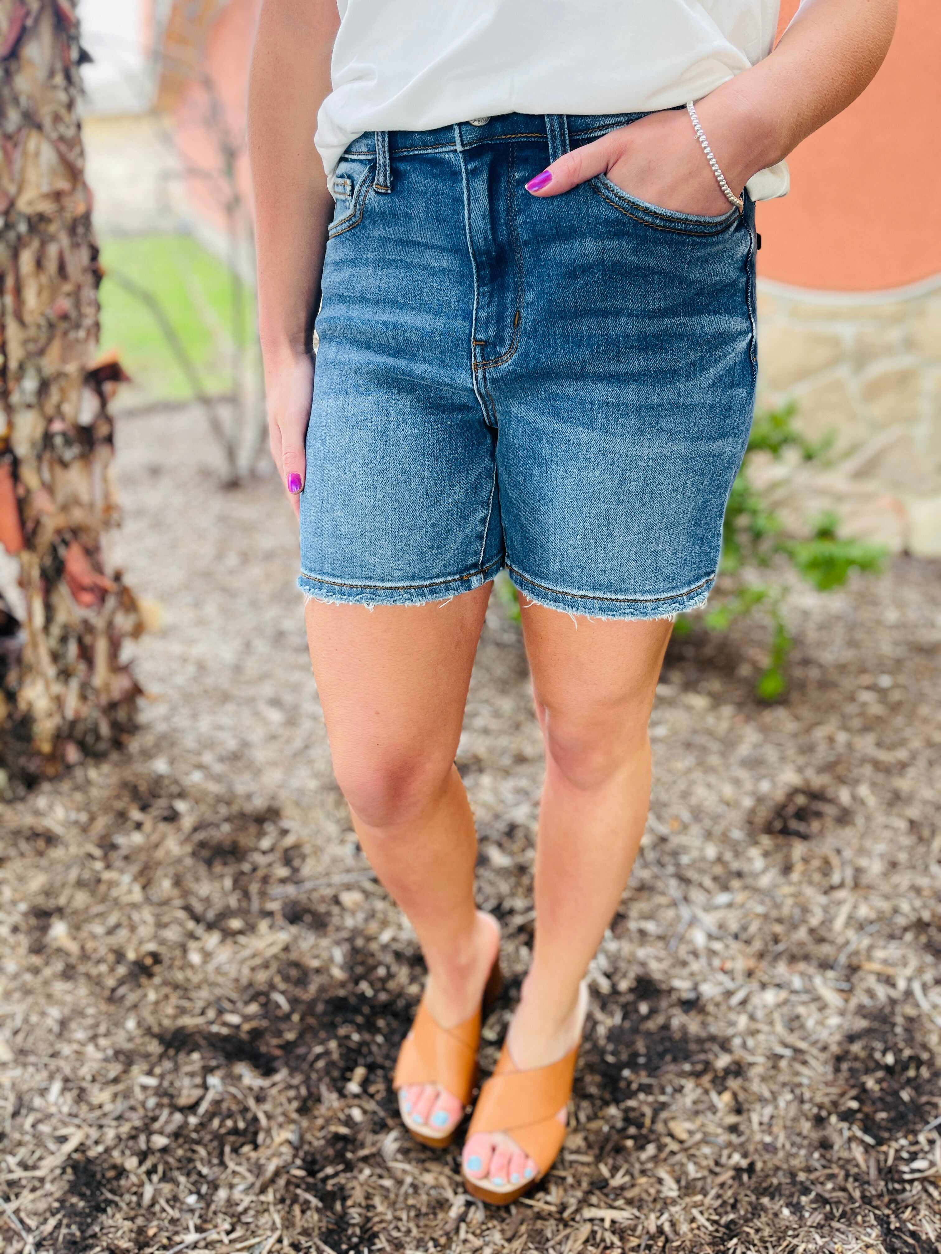 REG/CURVY In The Middle Mid Thigh Shorts