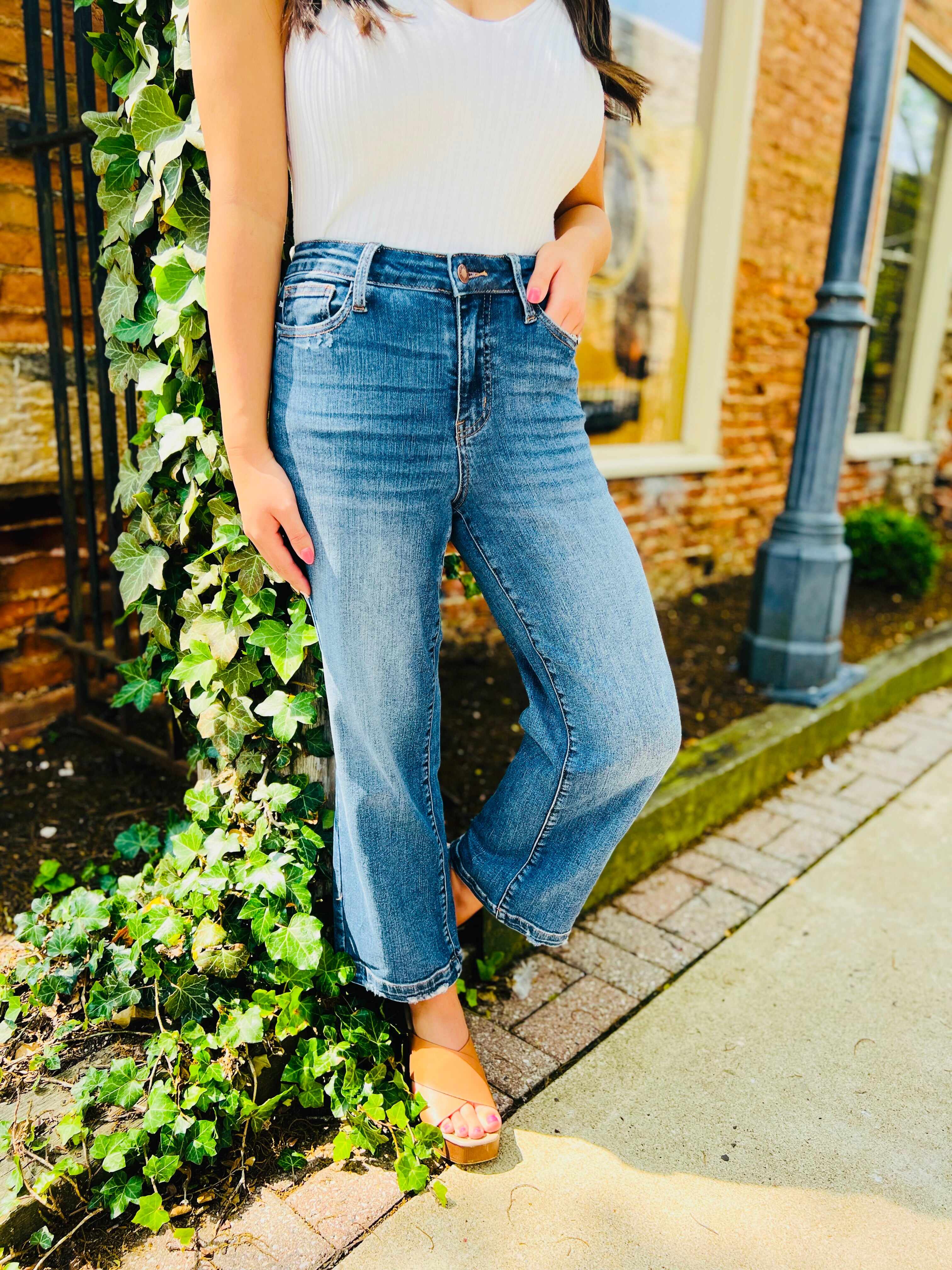 REG/CURVY Wide Eyed Cropped Wide Leg Jeans