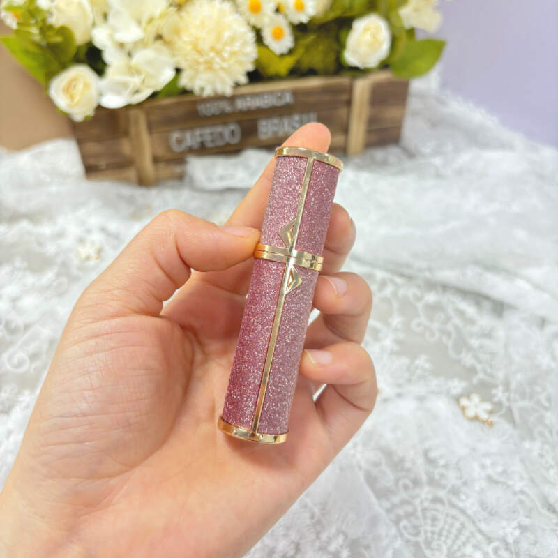 The bottom of the perfume bottle features a high-end pump for convenient and portable travel use