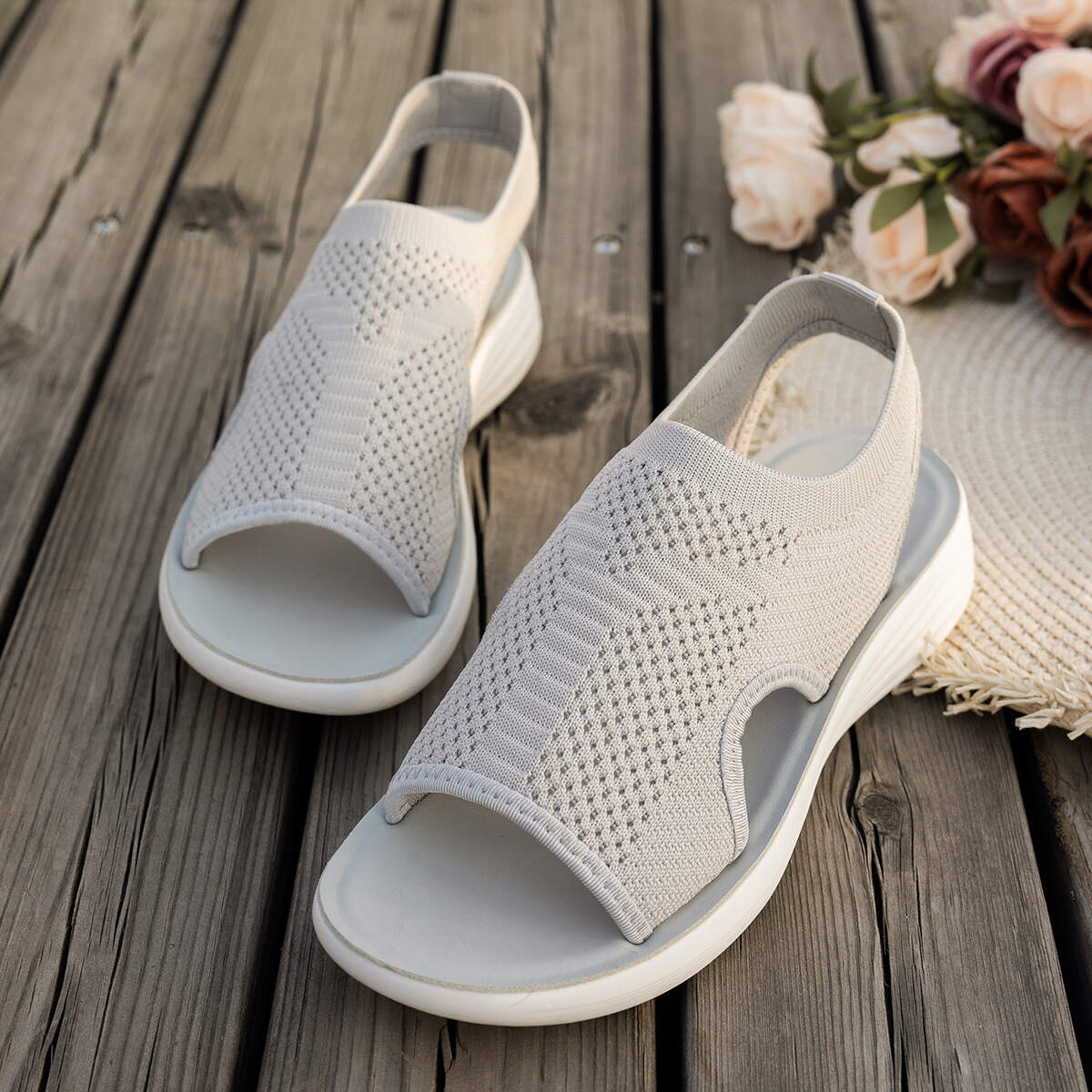 New style women's sandals - trendy 2026 fashion, breathable soft sole, suitable for summer casual wear, women's beach shoes