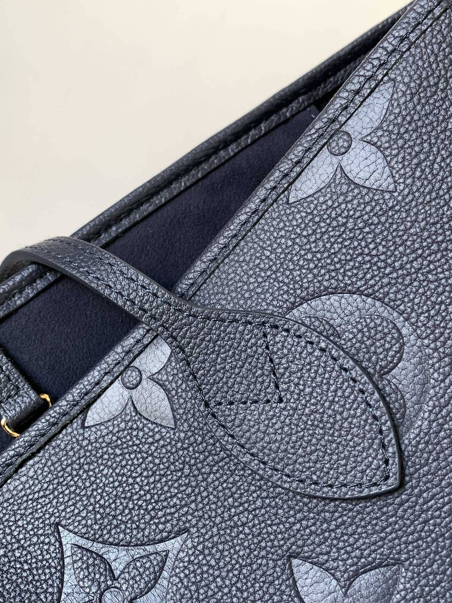 The Neverfull MM shopping bag M45685 Black with chips