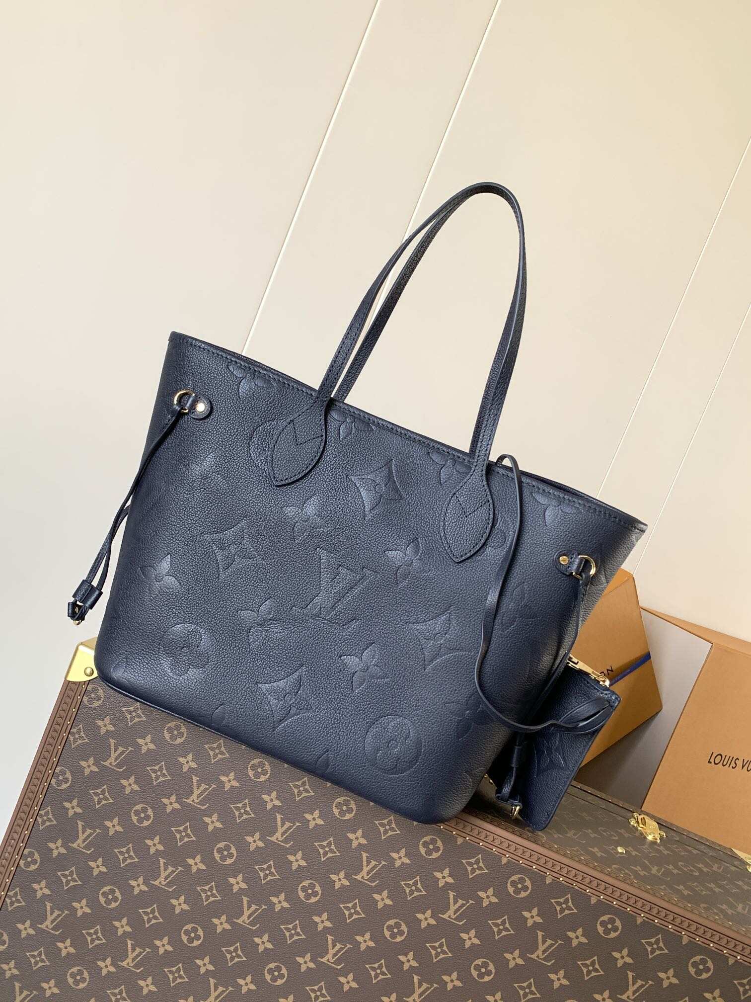 The Neverfull MM shopping bag M45685 Black with chips