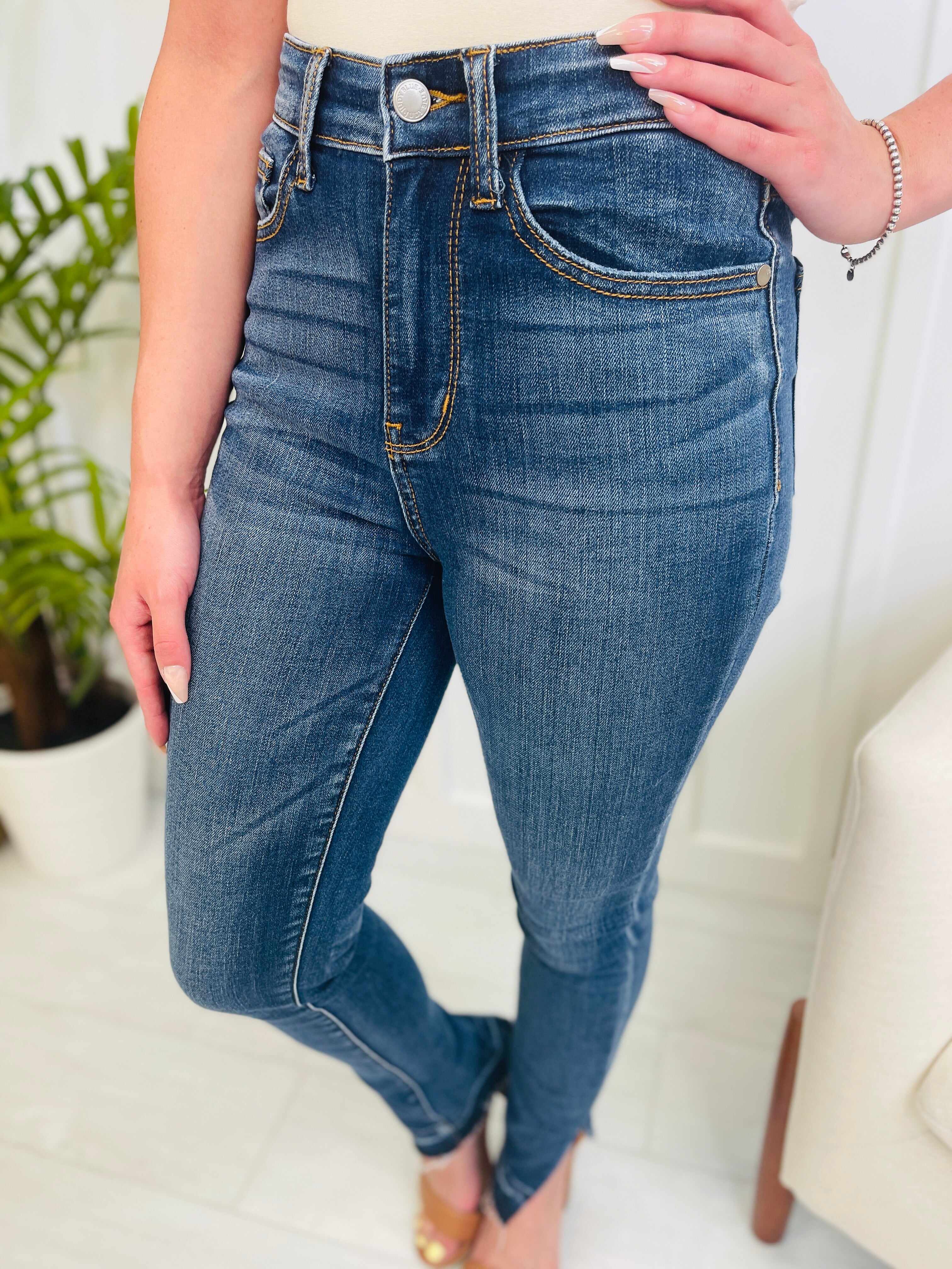 REG/CURVY Not What It Seams Side Slit Jeans