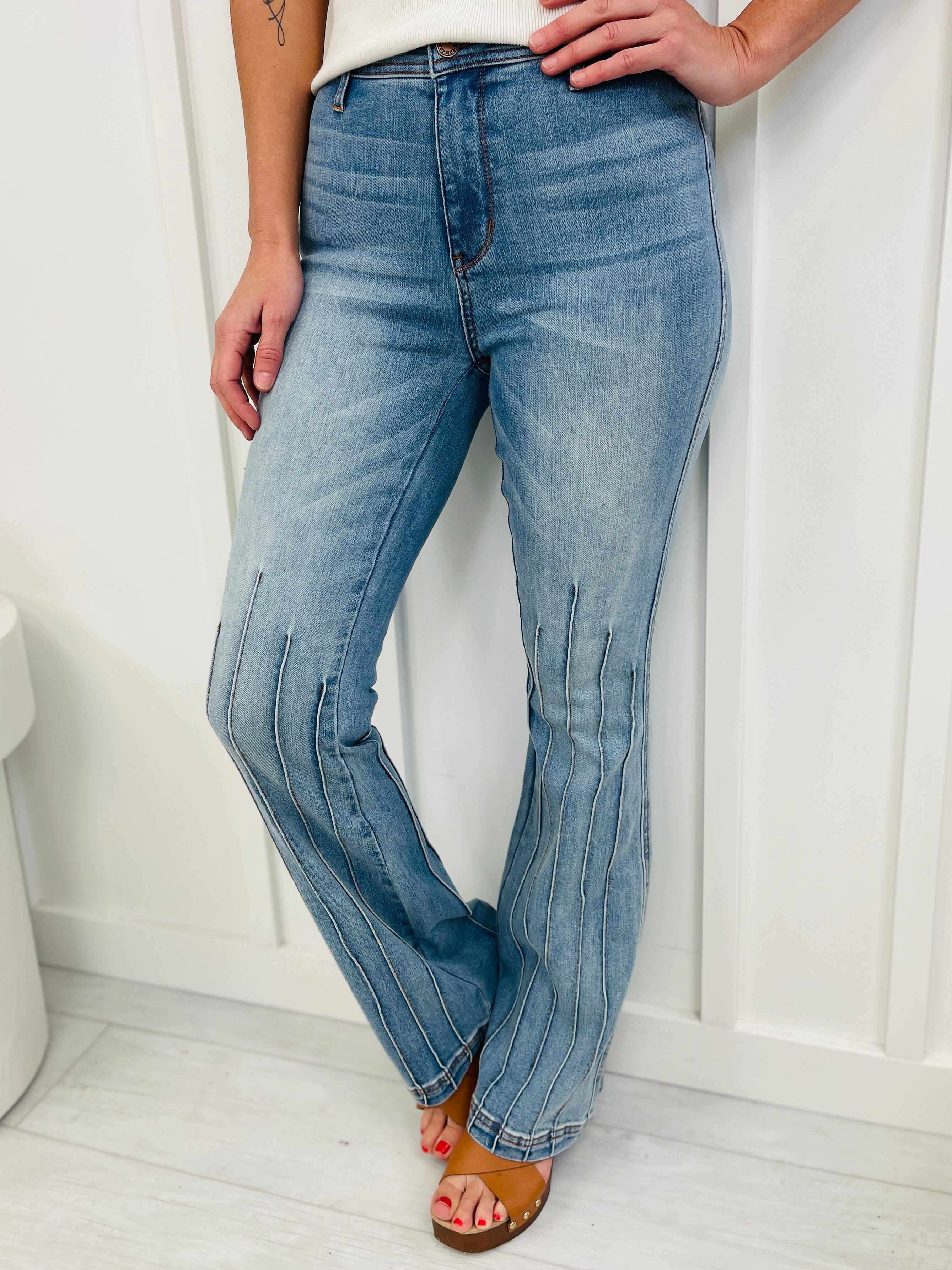 REG/CURVY Eyes On You Bootcut Jeans