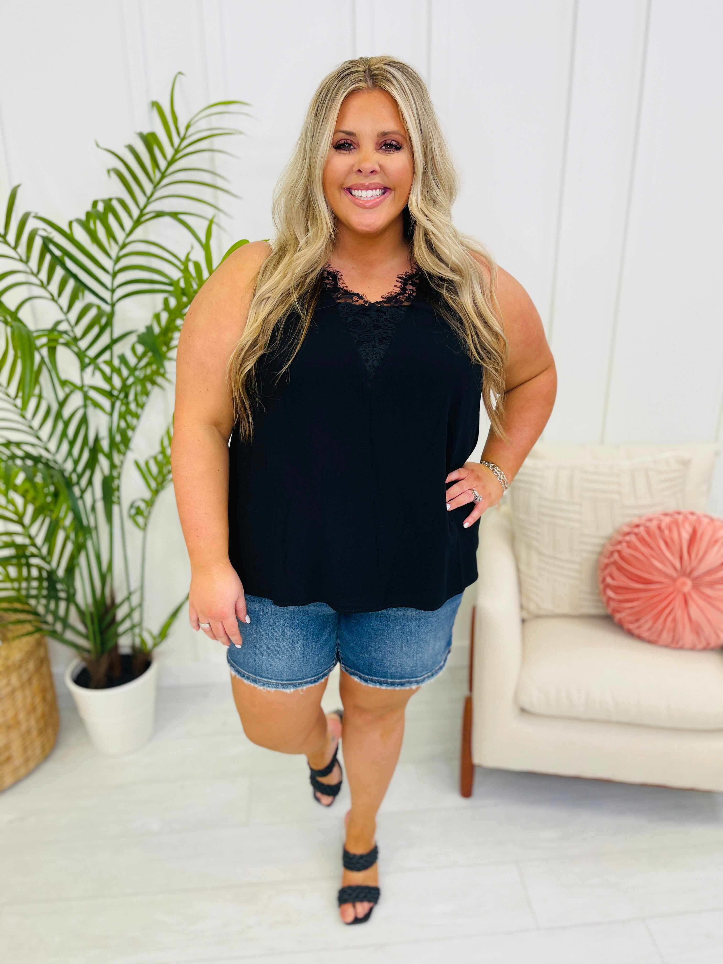 REG/CURVY In The Middle Mid Thigh Shorts