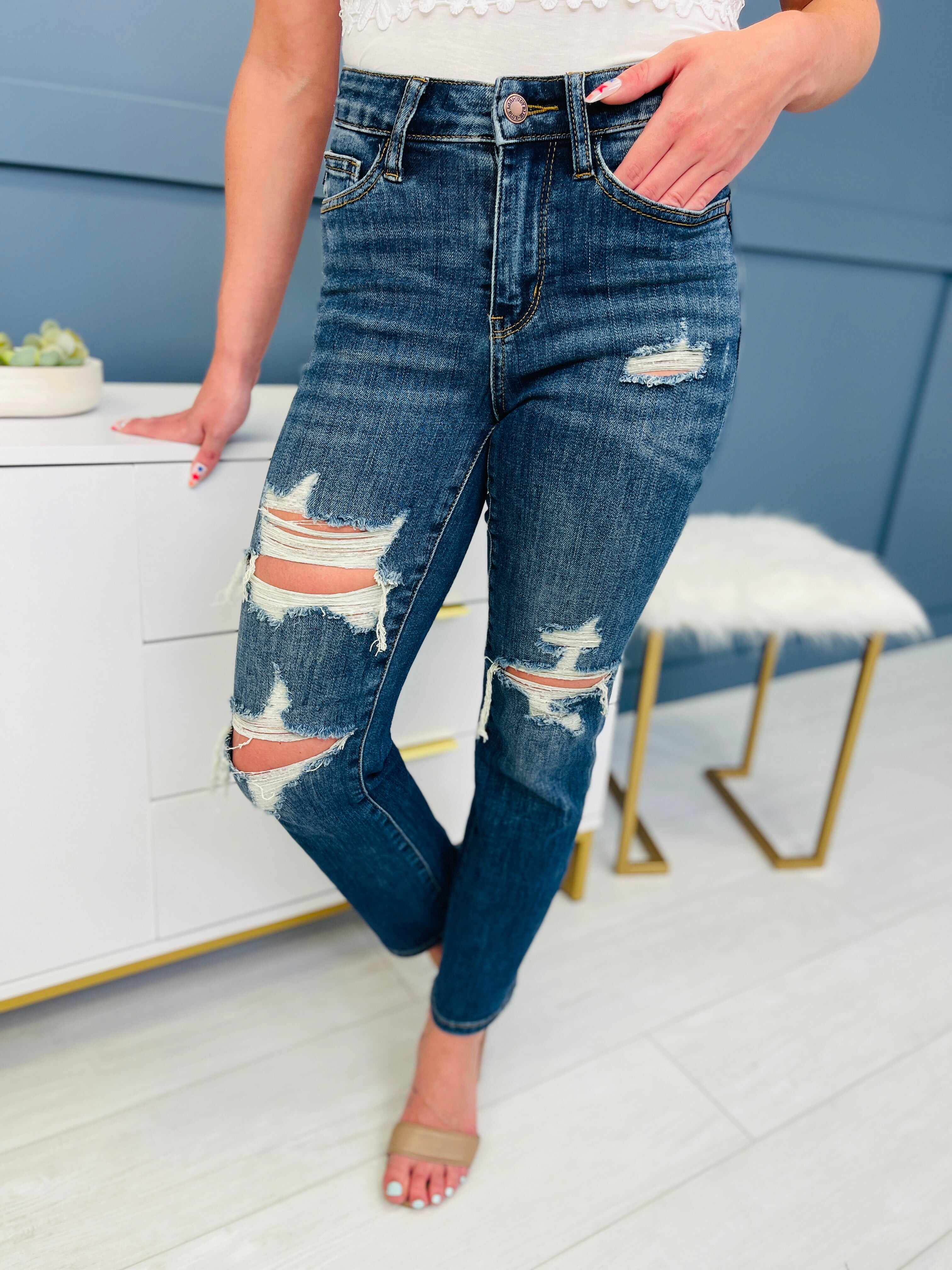 REG/CURVY Crop and Stare Straight Jeans