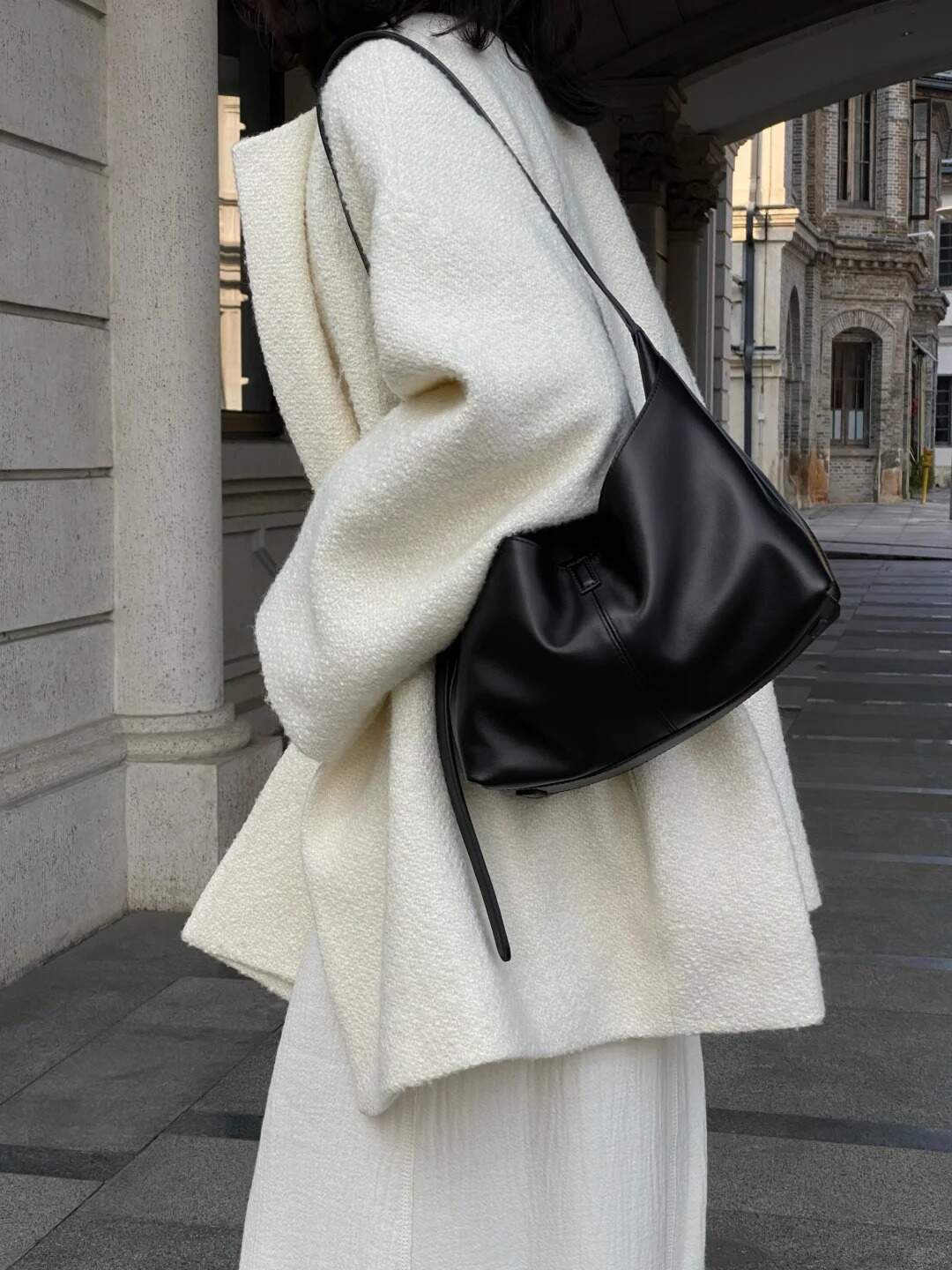 Chain bag with fashionable design
