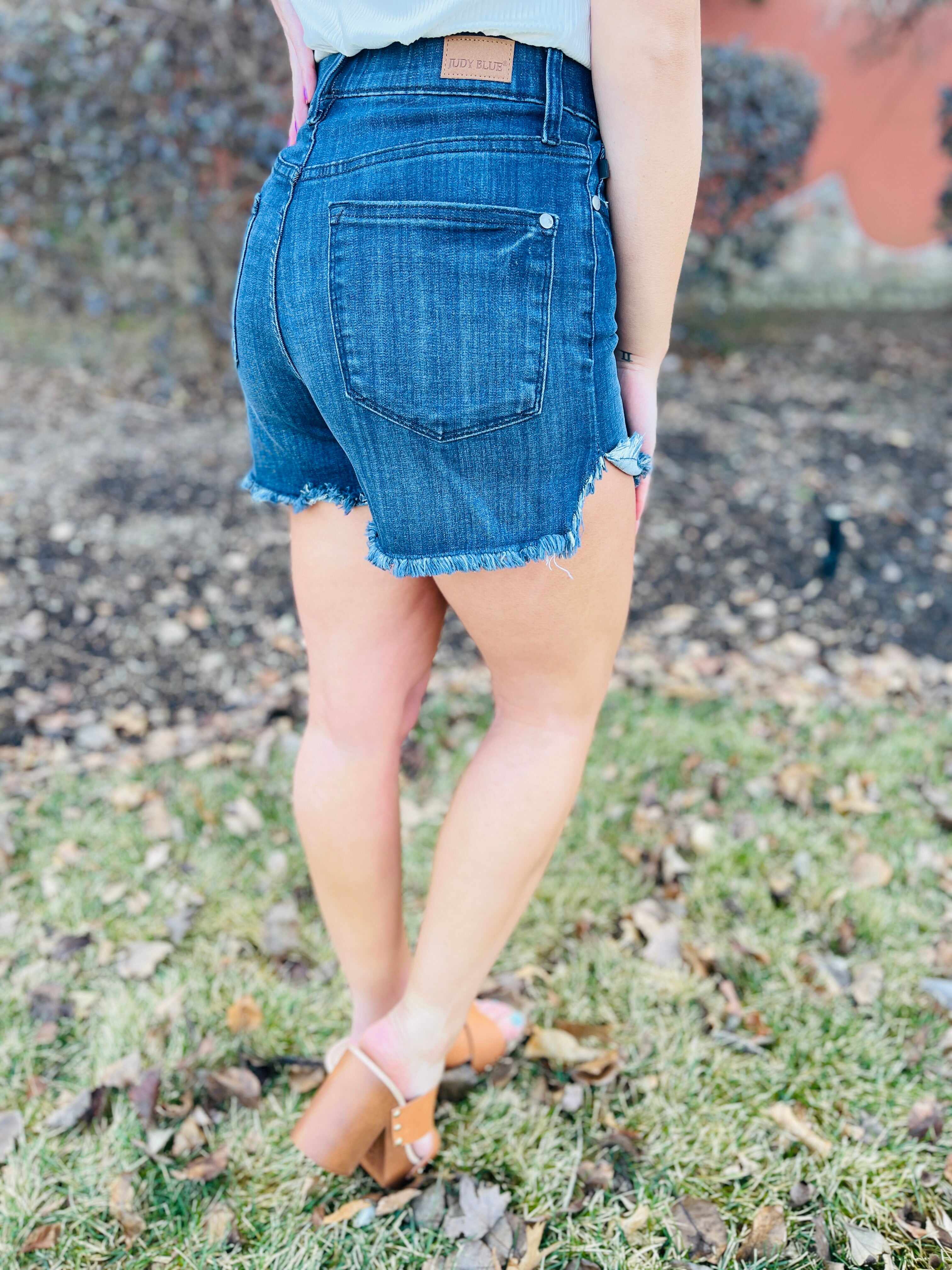 REG/CURVY Pull A Fast One Pull On Mid Thigh Shorts