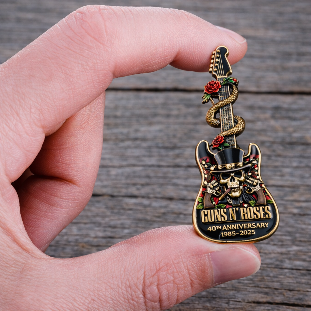 Guns N’ Roses – 40th Anniversary Geepin Resonator Guitar Pin