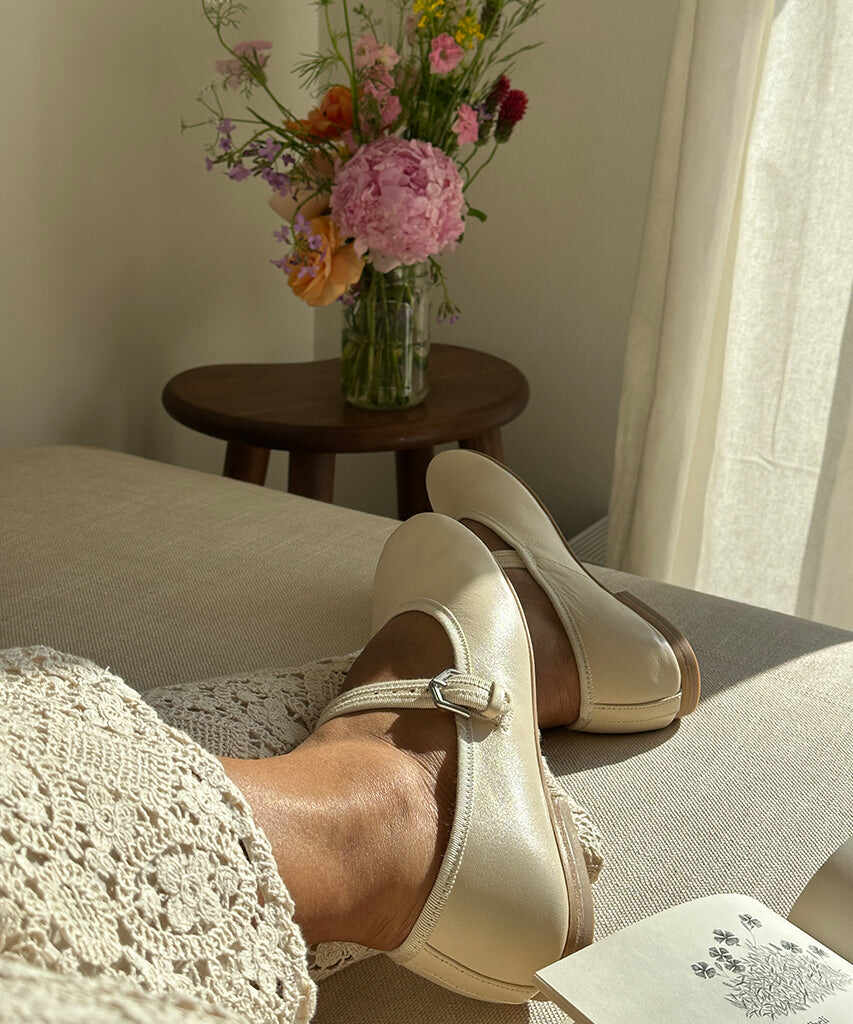 ROSLYN BALLET FLATS CREME LEATHER